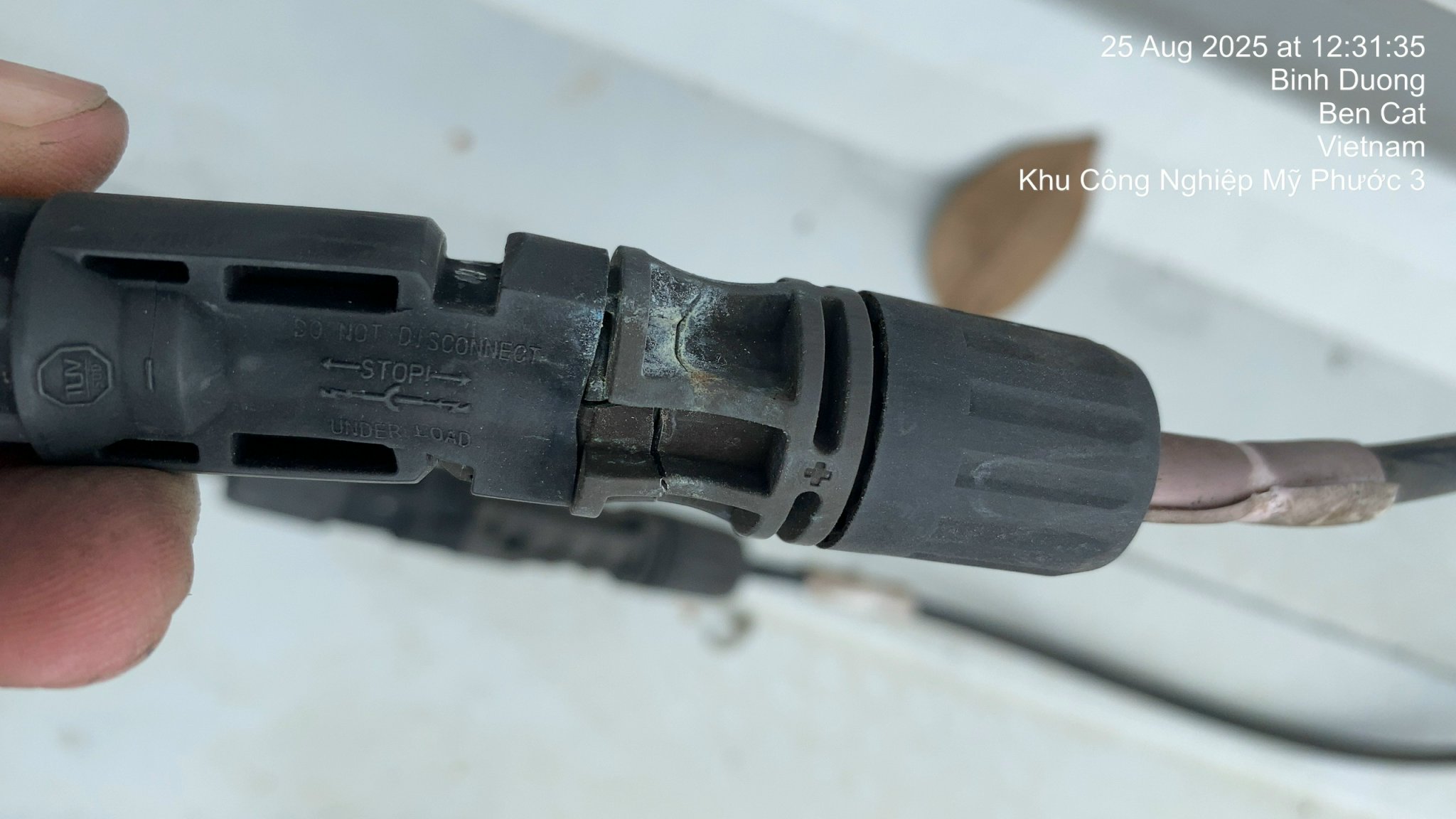 Jack MC4 bị cháy phát hiện khi kiểm tra chuỗi DC