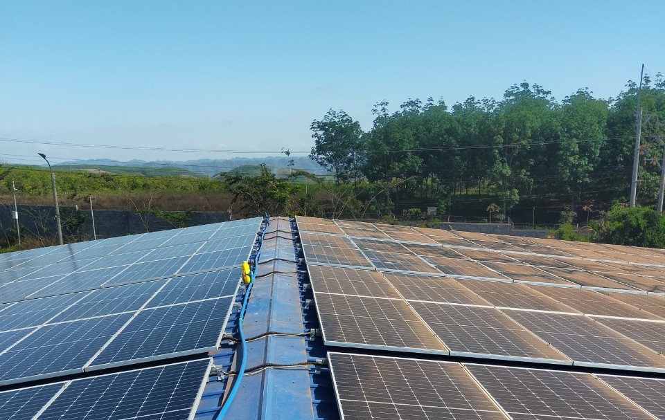 Kỹ thuật viên SolarPin vệ sinh tấm pin năng lượng mặt trời