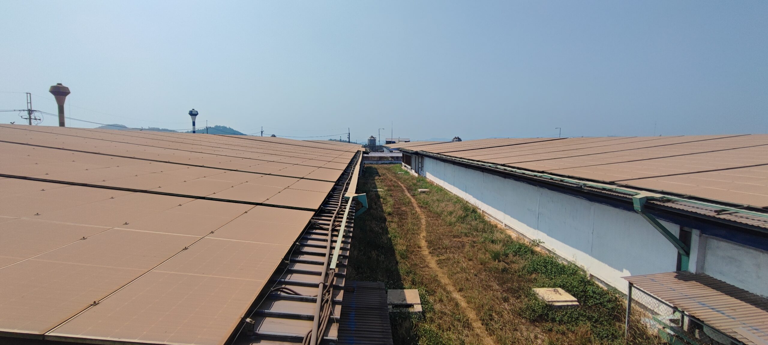Tấm pin năng lượng mặt trời bám bụi bẩn trước khi vệ sinh